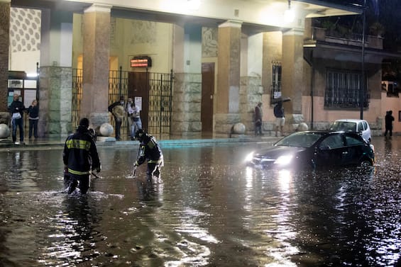 Maltempo, Nubifragio A Roma: Allagamenti In Strada